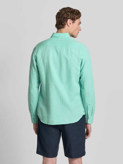 Männermodel trägt Regular Fit Freizeithemd aus Leinen-Baumwoll-Mix von Lerros in Mint mit Button-Down-Kragen, Rückenansicht, Ganzkörperansicht Rückansicht. Rückenlänge bei Größe M: 75 cm, Schulterbreite: 43 cm, Ärmellänge: 69 cm, sichtbare Knopfleiste und strukturierte Oberfläche.