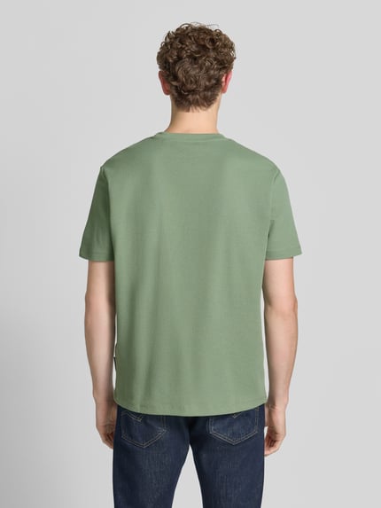 Männermodel trägt Regular Fit T-Shirt aus Baumwoll-Mix von Tom Tailor Denim in Optik: Unifarben, Ganzkörperansicht Rückansicht.