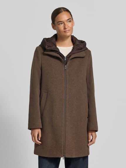 Frauenmodel trägt Mantel aus Schurwoll-Mix mit Kaschmir-Anteil Modell 'MIRALO' von CINQUE, braun, glatte Textur, Ganzkörperansicht von vorne. Rückenlänge 91 cm, Schulterbreite 39 cm, Brustweite 53 cm, Ärmellänge 62 cm, Regular Fit, Kapuze, Zweiwege-Reißverschluss.