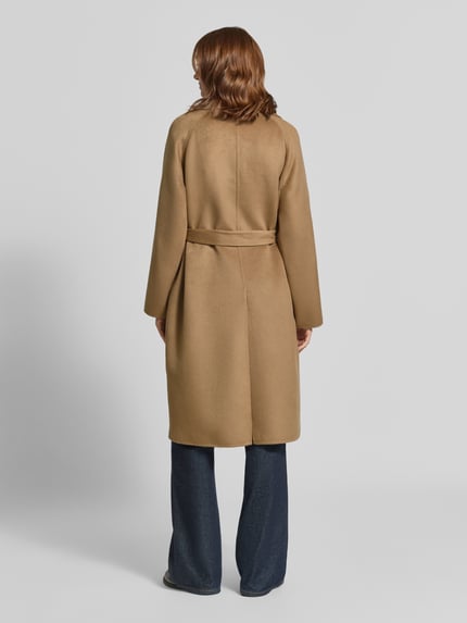 Frauenmodel trägt Regular Fit Mantel mit Woll-Anteil von Jake*s Casual in Camel, glatte Textur, dezente Nähte, Ganzkörperansicht Rückansicht.