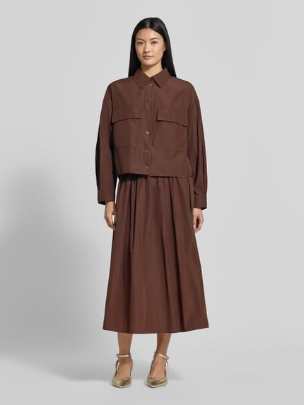 Frauenmodel trägt Relaxed Fit Jacke mit Brusttaschen von Luisa Cerano in Braun, glatte Textur, Umlegekragen, Knopfleiste, Ganzkörperansicht von vorne. Rückenlänge 59 cm, Brustweite 56 cm, Ärmellänge 58 cm, passend zu einem Damen-Outfit.