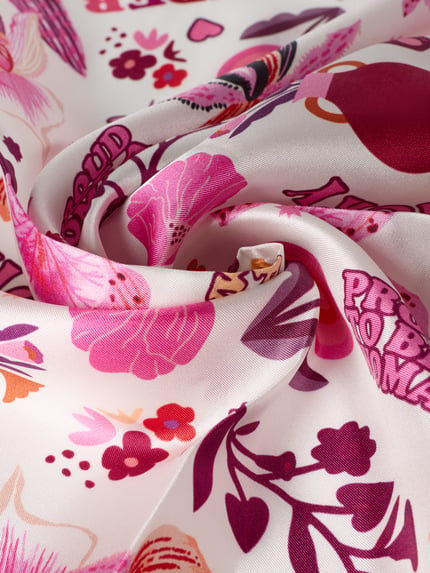 Produktfoto, Tuch aus Seide Modell 'PRINTED NICKI SILK' von Codello, bunte Blumenmuster auf glatter Oberfläche, quadratische Form, Damen