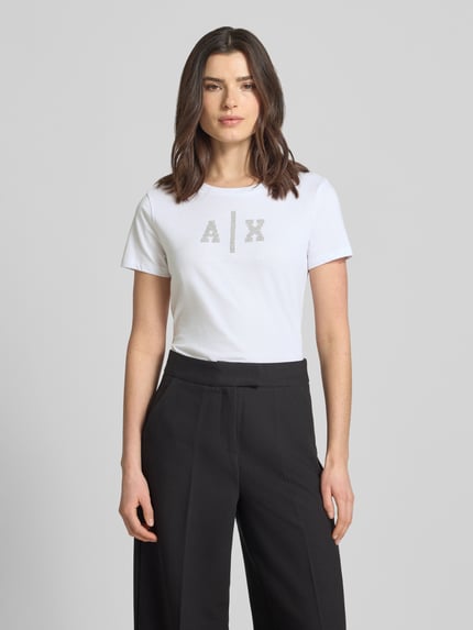 Vrouwenmodel draagt T-Shirt met Logo en Rundhalsausschnitt van ARMANI EXCHANGE, witte katoen, regular fit, logo, ronde hals, ruglengte bij maat S: 58 cm, frontale lichaamsopname