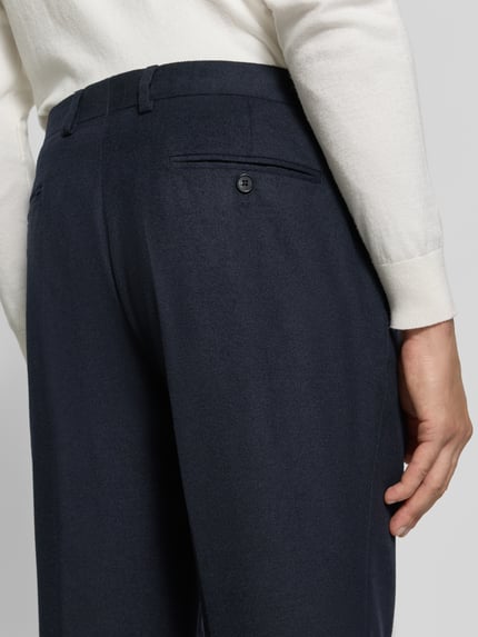 Männermodel trägt Anzughose mit Bügelfalte und Eingrifftaschen van Christian Berg Men, donkerblauw, scheerwolmix, straight fit, detailaufnahme achterkant