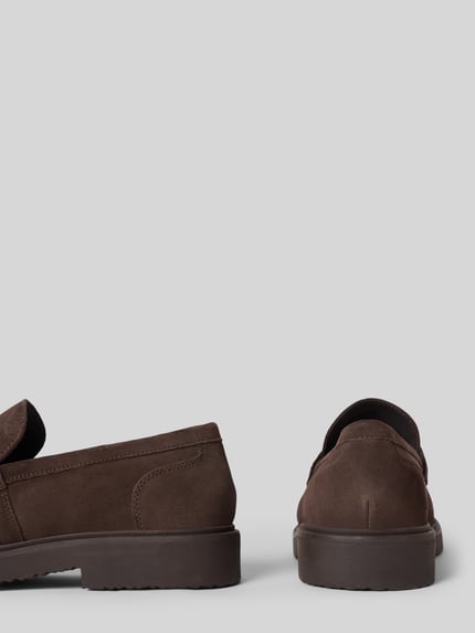 Produktfoto, braune Loafers mit Riegel Modell 'MASSIMIANO' von Geox, strukturierte Sohle, schnittige abgerundete Form, Kontext: Herren Loafers von Geox, Absatzhöhe 3 cm, Schafthöhe 6 cm, Schaftweite 12 cm bei Größe 44