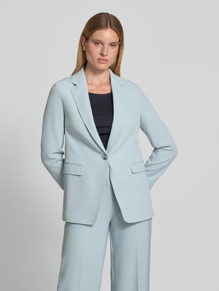 Frauenmodel trägt Regular Fit Longblazer mit 1-Knopf-Verschluss Modell 'C_JABLA3' von BOSS Orange in Hellblau, Ganzkörperansicht von vorne.