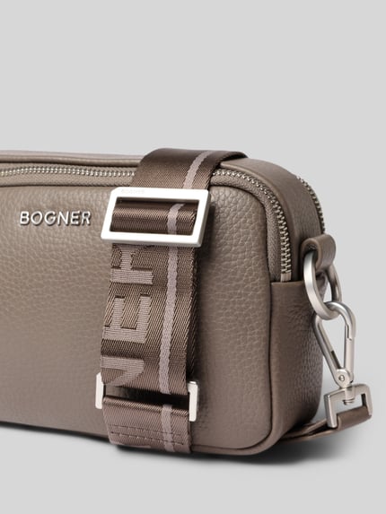 Produktfoto, Handtasche mit Schulterriemen Modell 'wallis avy' von BOGNER in taupe mit Reißverschluss und Label-Applikation, Detailaufnahme. Damen Handtasche, Hauptfach mit Reißverschluss, Schulterriemen 142 cm, Maße 23x14x7 cm.