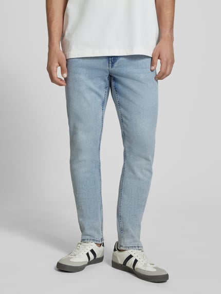 Mężczyzna model nosi Slim Fit Jeans aus Baumwoll-Mix mit Viskose-Anteil Modell 'LOOM' od Only & Sons, jasnoniebieski denim, 5 kieszeni, twill, przód, zdjęcie całej sylwetki.