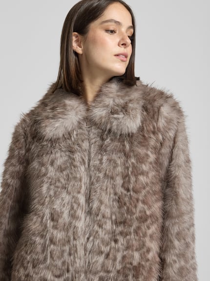 Frauenmodel trägt Webpelzjacke mit Umlegekragen von VERO MODA, melange Optik, strukturierter Look, cropped Länge, langarm, Nahaufnahme Oberkörper
