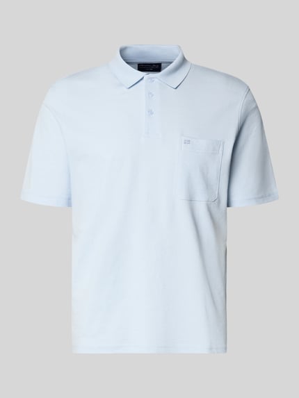 Produktfoto, Regular Fit Poloshirt mit Brusttasche von Christian Berg Men, mieszanka bawełny, jasny niebieski, kołnierzyk polo, listwa guzikowa, kieszeń na piersi, długość tyłu w rozmiarze M: 68 cm
