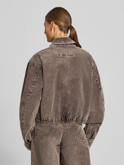 Vrouwenmodel draagt Jacke aus Cord mit Eingrifftaschen Modell 'KELLA' van Samsøe Samsøe in bruin corduroy, regular fit, rugaanzicht