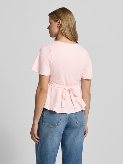 Vrouwenmodel draagt Regular Fit Blouse in wikkel-look model 'PELLY' van Only, lichtroze, structuur, met bindriem, rugaanzicht.