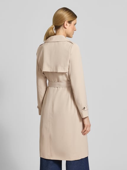 Frauenmodel trägt Zweireihiger Trenchcoat mit Bindegürtel von MICHAEL Michael Kors in Beige, glatte Textur, Regular-Fit, Rückansicht, Ganzkörperansicht. Rückenlänge bei Größe S: 47 cm, Schulterbreite: 40 cm, Brustweite: 50 cm, Ärmellänge: 63 cm.