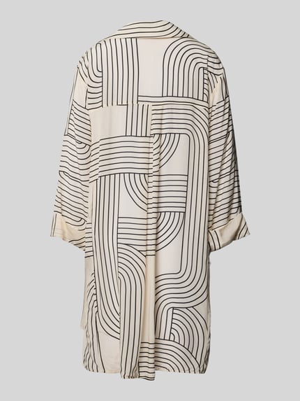 Frauenmodel trägt Relaxed Fit Bluse aus Viskose von WATERCULT, cremefarben mit schwarzem Allover-Linienmuster, Hemdblusenkragen, Ganzkörperansicht Rückansicht.