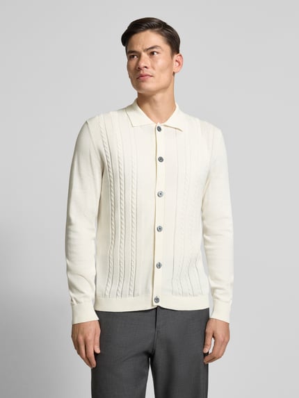 Męski model nosi Kardigan rozpinany z bawełny od Christian Berg Men, krój slim fit, kołnierzyk typu kent, prążkowane wykończenia, długość tyłu 67 cm, długość rękawów 67 cm, jasny kolor, gładka tekstura. Ganzkörperansicht z przodu.