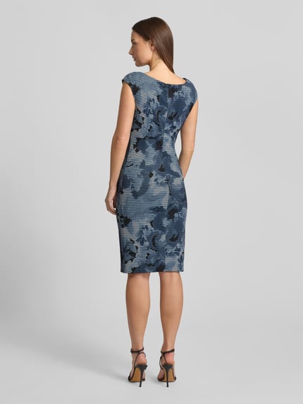 Frauenmodel trägt Slim Fit Kleid mit Kappärmeln von Swing, blauer elastischer Material-Mix, geblümt, Rückenlänge 100 cm, Ganzkörperansicht Rückansicht.