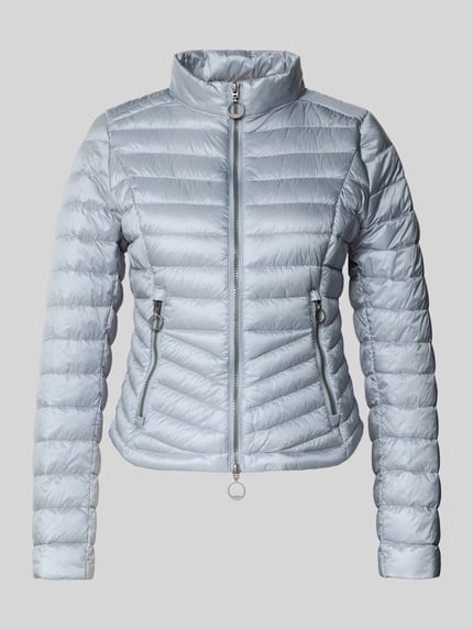 Produktfoto, Steppjacke mit Stehkragen von Gil Bret in Silber, körpernahe Passform, Zweiwege-Reißverschluss, dezente Steppstruktur.