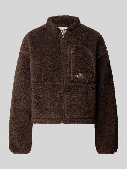 Produktfoto, brązowa kurtka z futerka o kroju straight fit z brustaszą i wyhaftowanym logo, Model 'EXTREME PILE' od The North Face, stójka, zamek błyskawiczny, długość tyłu w rozmiarze S: 50 cm, szerokość ramion w rozmiarze S: 54 cm, szerokość w rozmiarze S: 55 cm, długość rękawów w rozmiarze S: 55 cm
