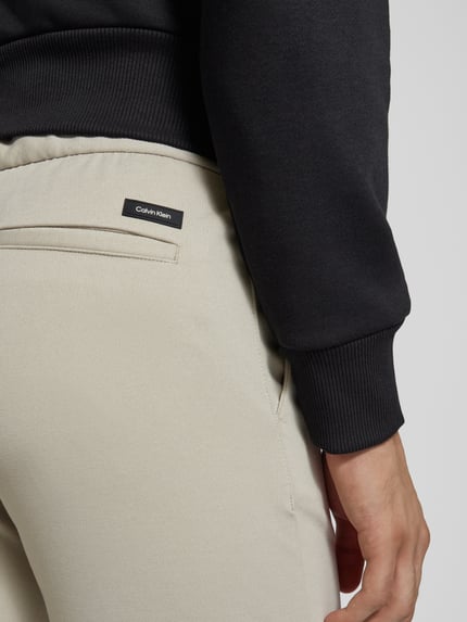 CK Calvin Klein Tapered Fit Hose mit Bundfalten Sand 3