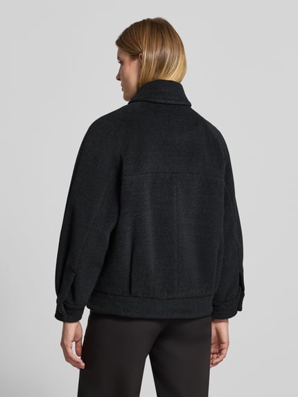 Frauenmodel trägt Straight Fit Jacke mit Pattentaschen Modell 'CORONA' von Marella aus Schurwolle in Dunkelgrau, Ganzkörperansicht Rückansicht.
