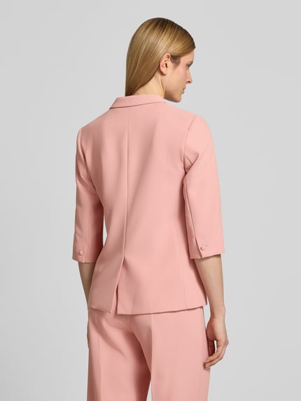 Kobiece model prezentuje Regular Fit Blazer mit 3/4-Arm Modell 'Junie Miley' od MOS MOSH, jasnoróżowy, kołnierz z połami, zapięcie na guzik, długość tyłu 65 cm, szerokość w rozmiarze 36: 48 cm, rękaw o dł. 3/4, widok całej sylwetki od tyłu.