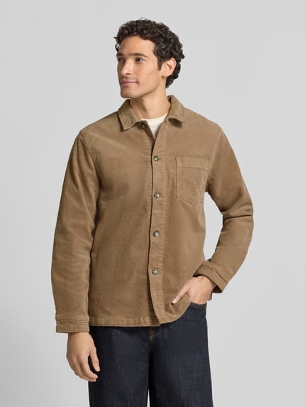 Männermodel trägt Regular Fit Overshirt mit Kentkragen Modell 'Superflex' von Lindbergh in Braunton, Baumwoll-Mix, Ganzkörperansicht von vorne.