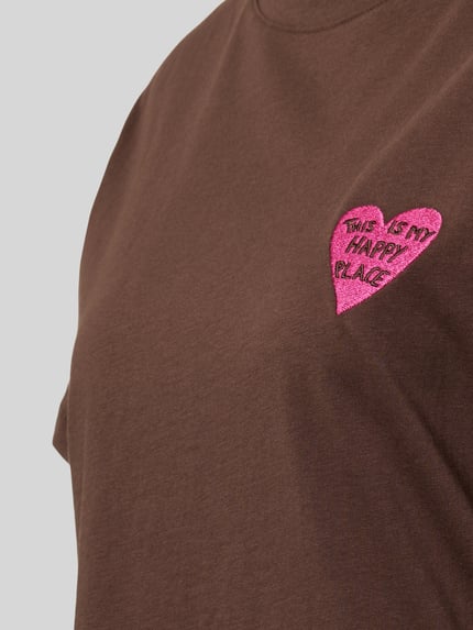 Frauenmodel trägt Regular Fit T-Shirt mit Motiv-Stitching von Jake*s Casual, Braun, Reine Baumwolle, Rundhalsausschnitt, Nahaufnahme Oberkörper.
