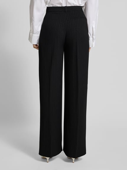 Frauenmodel trägt Weite Hose aus reiner Viskose Modell 'TIANA4' von BOSS mit Nadelstreifenmuster und weitem Bein, Ganzkörperansicht Rückansicht.