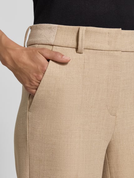 Frauenmodel trägt Regular Fit Chino mit Viskose-Woll-Anteil Modell 'CALIFORNIA' von CAMBIO, beigefarbene Struktur, Nahaufnahme Oberkörper, Damen Chino von CAMBIO.