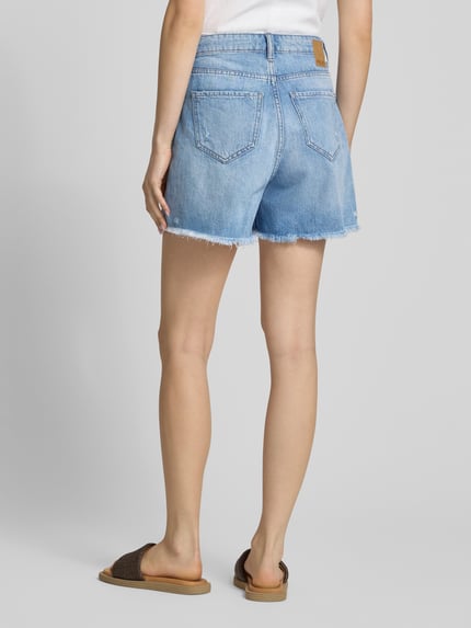 Frauenmodel trägt Regular Fit Jeansshorts aus reiner Baumwolle Modell 'SUMMER' von Pieces im Used Look, Twillstruktur, Rückansicht.