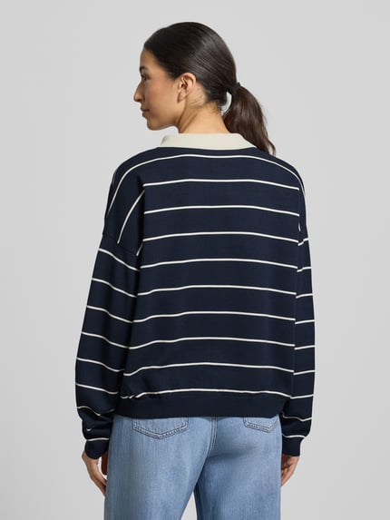 Frauenmodel trägt Strickpullover mit Polokragen Modell 'taige' von Gestuz, navy mit weißen Streifen, Oversized, Rückenansicht Ganzkörperansicht.
