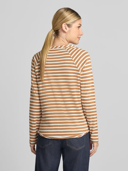 Frauenmodel trägt Langarmshirt mit abgerundetem Saum von Smith and Soul, braun-weiß gestreift, reine Baumwolle, gerade Form, Rundhalsausschnitt, Ganzkörperansicht Rückansicht.