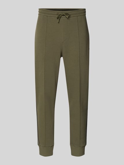 Produktfoto, Regular Fit Sweatpants aus Baumwoll-Mix Modell 'JOIN HADIKO' von BOSS Green in Optik: Unifarben, mit fixierten Bügelfalten, Tunnelzug, Bundabschluss: elastisch, seitliche Eingrifftaschen, Materialverarbeitung: Piqué, Material: Baumwoll-Mix, in gedecktem Grünton, strukturierte Oberfläche.