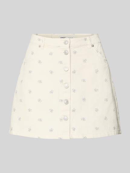 Produktfoto, Ausgestellter Mini-Rock aus reiner Baumwolle Modell 'NAOMI' von Only in Creme mit florales-Allover-Muster, Knopfleiste, Twill-Qualität, Gesäßtaschen und seitliche Eingrifftaschen.