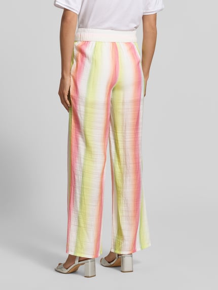 Frauenmodel trägt Wide Fit Stoffhose aus Viskose-Mix mit Tunnelzug von Marc Cain, bunte Streifen, elastischer Bund, Eingrifftaschen, Ganzkörperansicht Rückansicht.