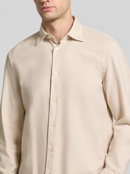 Männermodel trägt Regular Fit Freizeithemd mit Strukturoptik von MARC O'POLO, unifarben, Knöpfe, Kragen, Nahaufnahme Oberkörper