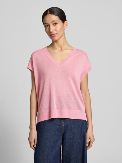 Frauenmodel trägt Strickshirt aus Leinen-Mix mit V-Ausschnitt von Comma, rosa, Relaxed-Fit, Kappärmel, Ganzkörperansicht von vorne, Damen