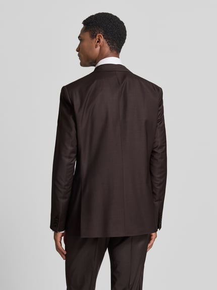 Mannelijk model draagt Straight Fit Anzugjacke met reverskraag van Roy Robson van elastische materiaalmix in donkerbruin, ganzkörperaanzicht rückansicht. Context: heren pak, straight fit, reverskraag, 2-knoopsluiting, klepzakken, bandwijdte maat 50: 109 cm, ruglengte maat 50: 74 cm, schouderbreedte maat 50: 46 cm, mouwlengte maat 50: 67 cm, binnenbeenlengte maat 50: 87 cm.