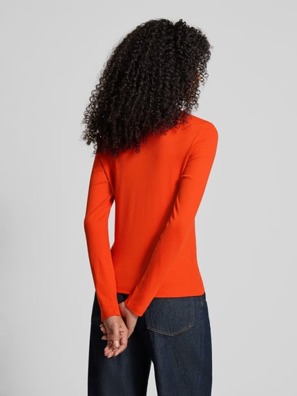 Vrouwenmodel draagt Longsleeve in Ripp-Optik met Rundhalsausschnitt van Jake*s Casual, oranje, slim fit, katoen-mix, rugaanzicht, ganzkörperansicht.
