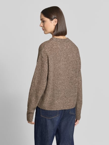 Frauenmodel trägt Relaxed Fit Strickpullover aus Woll-Mix mit Alpaka-Anteil von FREE/QUENT, meliert braun, Rückansicht, Ganzkörperansicht. Rückenlänge 58 cm, gerippte Abschlüsse, Rundhalsausschnitt, Damen Strickpullover, Ärmellänge 56 cm.