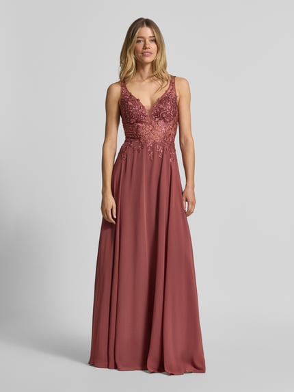 Frauenmodel trägt Abendkleid mit Spitze und Strasssteinbesatz von Luxuar, Chiffon, A-Linie, Maxikleid, V-Ausschnitt, Breite Träger, ganzkörperansicht von vorne. Rückenlänge bei Größe 36: 157 cm, Brustweite 38 cm.