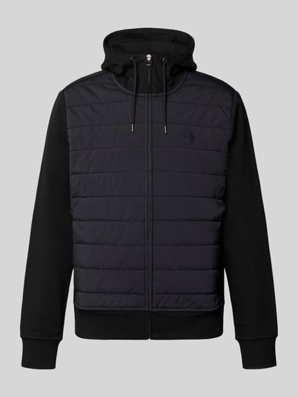 Produktfoto, schwarze Regular Fit Strickjacke aus Baumwoll-Mix von Polo Ralph Lauren mit glatter Struktur und Steppdetails vor grauem Hintergrund