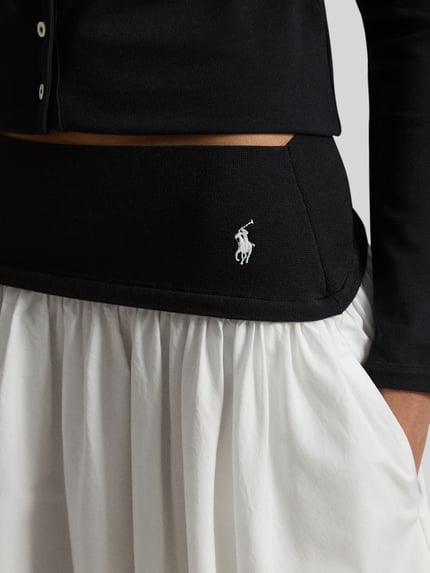 Männermodel trägt Ausgestellter Midi-Rock aus reiner Baumwolle von Polo Ralph Lauren, dwukolorowy, wyhaftowane logo, długość midi, bez zapięcia, bawełna, detailaufnahme.