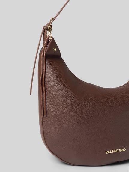 Produktfoto, Schultertasche aus Kunstleder mit verstellbarem Henkel von Valentino Bags, braun, strukturierte Oberfläche, goldener Logo-Schriftzug