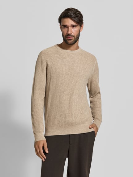 Männermodel trägt sweter z mieszanki wełny i kaszmiru Pullover aus Woll-Kaschmir-Mix Modell 'Rick' von BRAX, Melanż, imitacja dzianiny, okrągły dekolt, długi rękaw, prążkowane wykończenie rękawów i dołu, Ganzkörperansicht von vorne