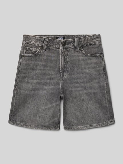 Produktfoto, gerade geschnittene Kinder Shorts von Jack & Jones aus Baumwolle, Modell 'Straight Fit Shorts mit Logo-Patch Modell 'Tony'' in Grau, 5-Pocket-Design, sichtbare Nähte, Knopf- und Reißverschluss, feine Jeansstruktur, Logo-Patch am Bein, geeignet für Jungen, Kontext: Bundweite 33 cm und Innenbeinlänge 16 cm bei Größe 140.