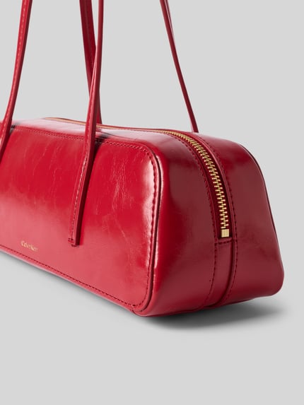 Produktfoto, czerwona torebka Henkeltasche mit Label-Prägung Modell 'FOIL LOGO GLOSSY BAULETTO' od CK Calvin Klein, błyszcząca tekstura, damska torebka