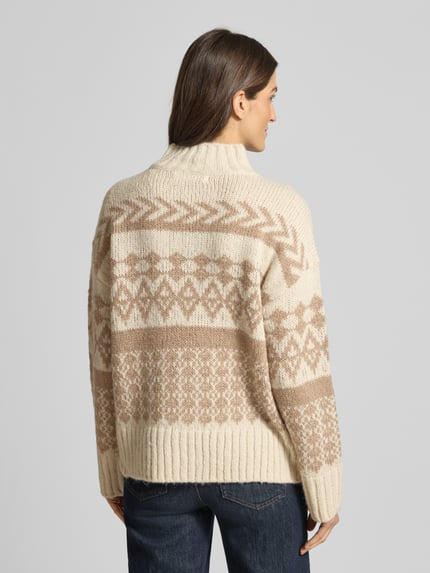 Frauenmodel trägt Comfort Fit Strickpullover aus Norweger-Strick Modell 'AMPLE' von Vero Moda, Optik:Allover-Muster, Stehkragen, Langarm, Ärmelabschluss: gerippt, Rumpfabschluss: gerippt, Materialverarbeitung: Strick, creme-beige Töne, Ganzkörperansicht Rückansicht.