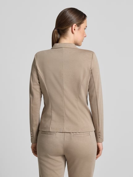Frauenmodel trägt Slim Fit Blazer mit Viskose-Anteil Modell 'NANNI' von FREE/QUENT, beiger Ton, Ziernähte, tailliert, Ganzkörperansicht Rückansicht.