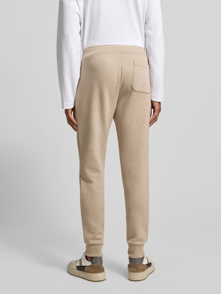 Männermodel trägt Sweatpants mit elastischem Bund von Polo Ralph Lauren aus Baumwoll-Mix, lockerer Schnitt, Gesäßtasche, Ganzkörperansicht Rückansicht.
